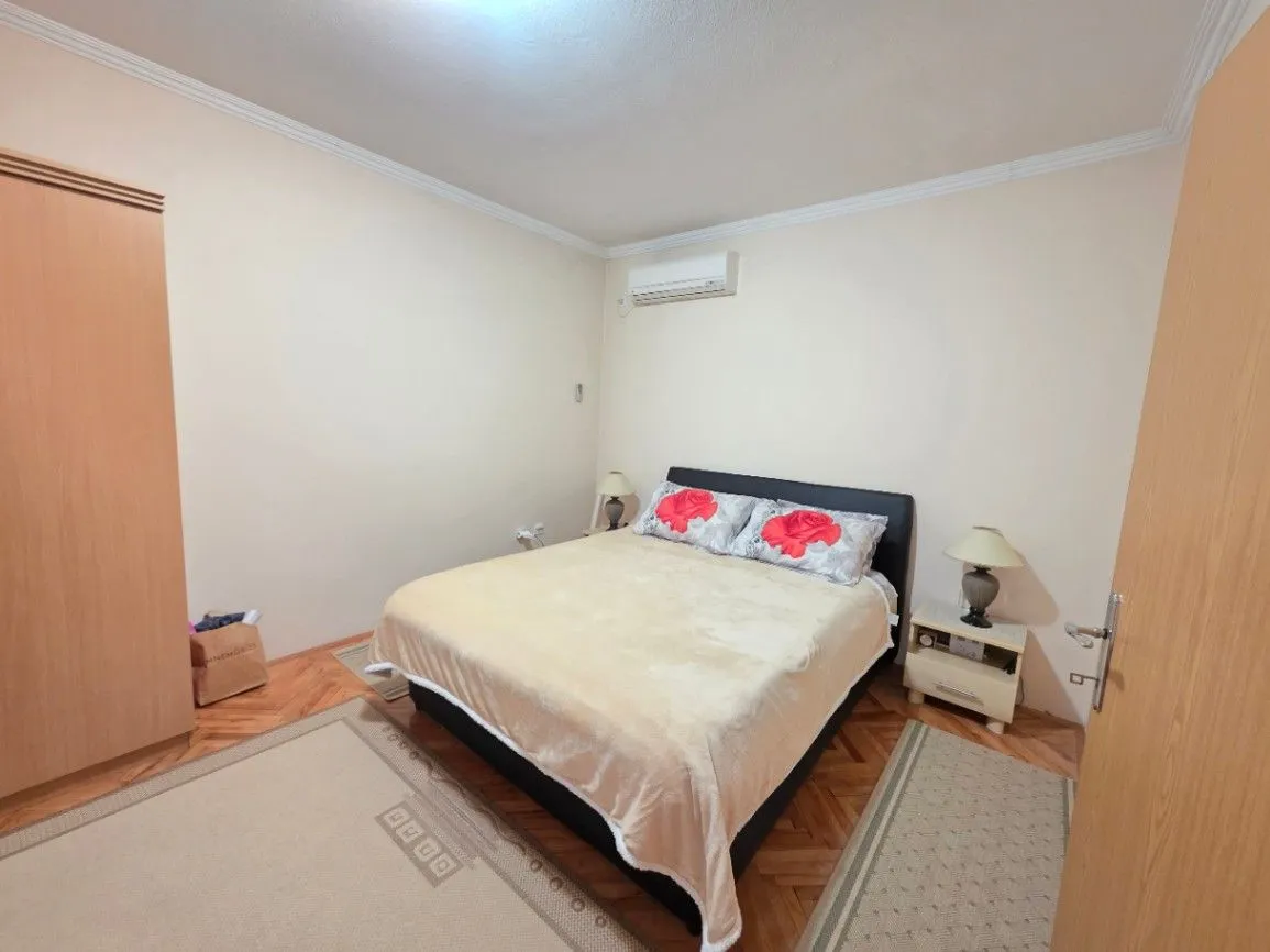 Izdavanje, četvorosoban stan, 140m², Tološi, Podgorica