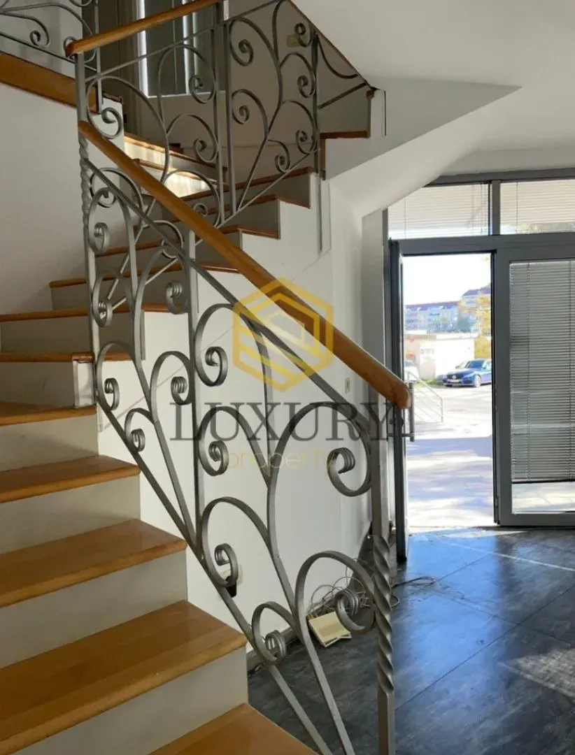 Rent, office space, 160m², 1 maj, Podgorica