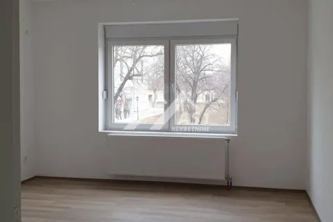 Prazna soba sa prozorom i radijatorom. - image 2