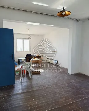 Nenameštena prostorija sa drvenim podom i vodenim žigom agencije. - image 4