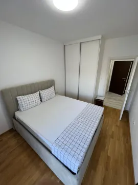 Svijetla spavaća soba sa bračnim krevetom i ugradnim plakarem. - image 8