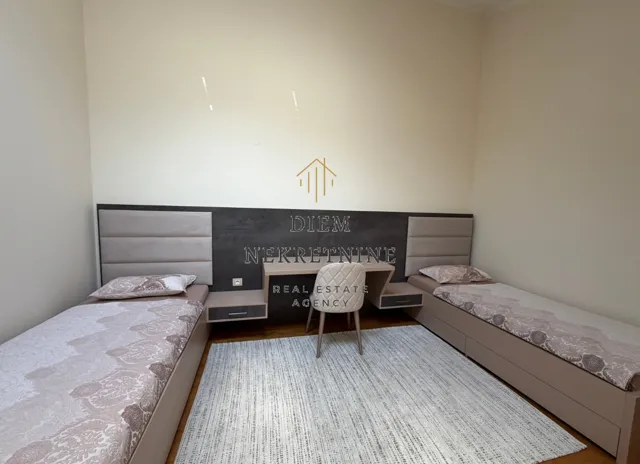 Izdavanje, trosoban stan, 140m², Podgorica, Crna Gora