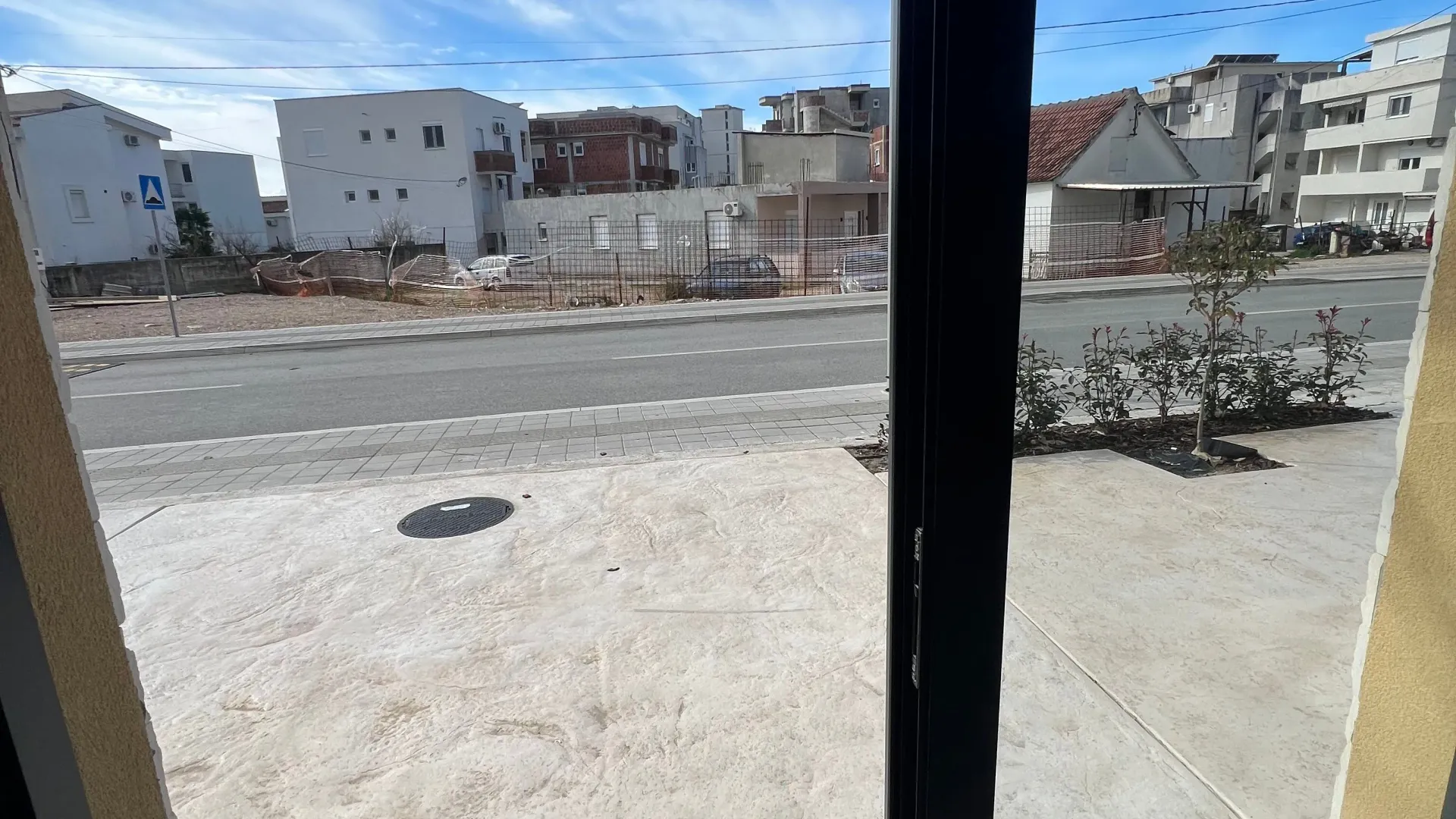 Rent, office space, 76m², Šušanj, Bar