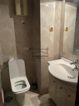 Kupatilo opremljeno toaletom, umivaonikom i ogledalom. - image 16