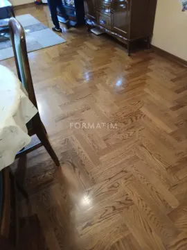 Pogled na parket i deo dnevne sobe sa trpezarijskim stolom. - image 8