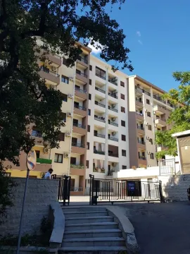 Spoljašnji izgled stambene zgrade sa dvorištem i stepeništem. - image 10