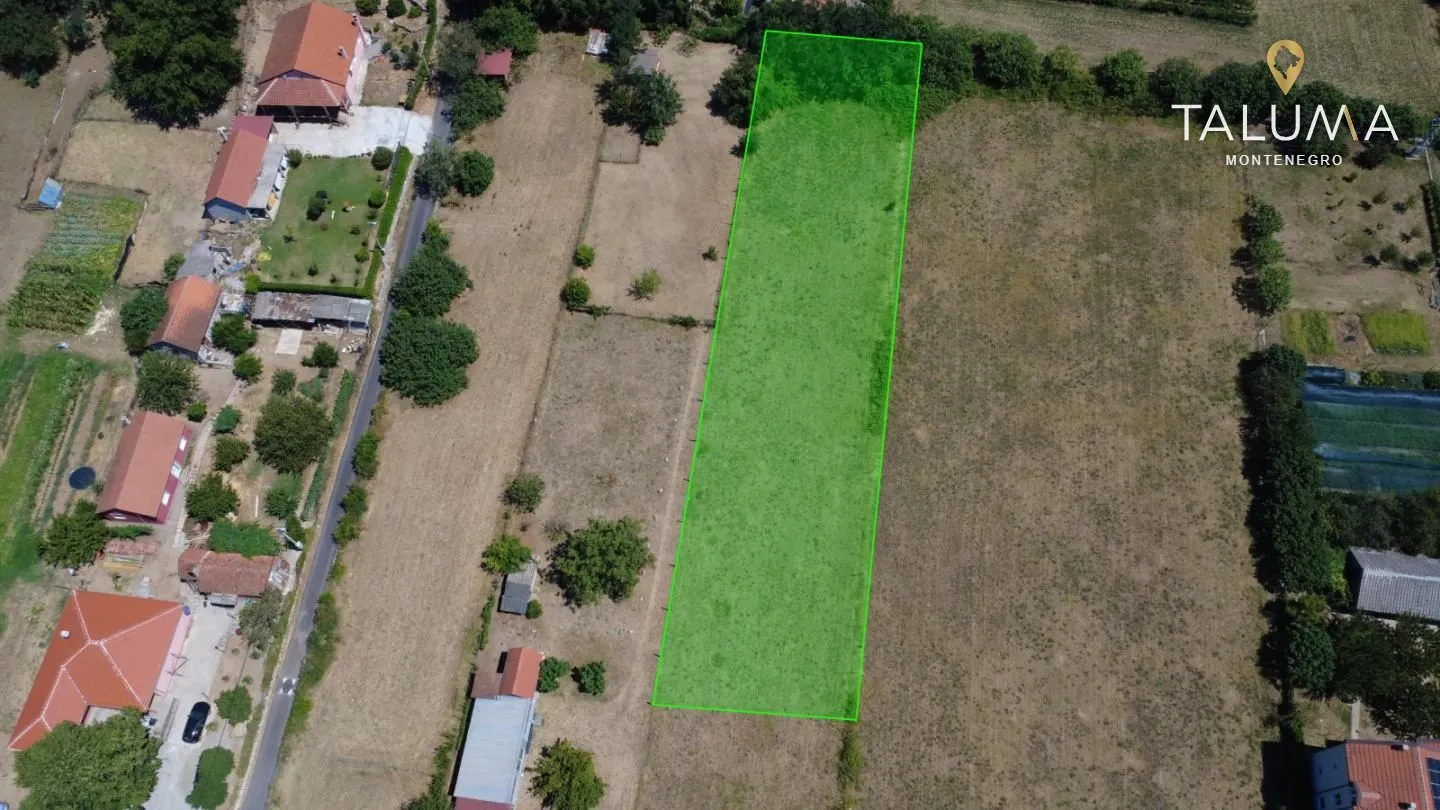 Pogled iz vazduha na zemljište sa označenim granicama parcele.