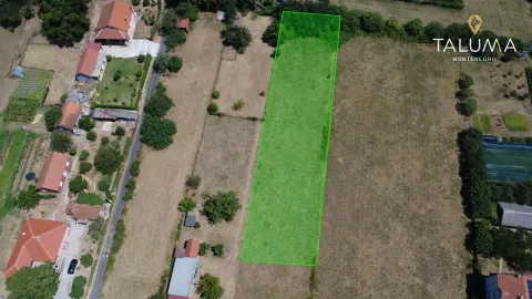 Pogled iz vazduha na zemljište sa označenim granicama parcele. - image 4