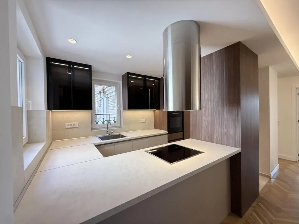 Modern kitchen with built-in cooktop and wall cabinets.