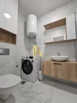 Moderno kupatilo sa veš mašinom, umivaonikom i ugrađenim bojlerom. - image 13