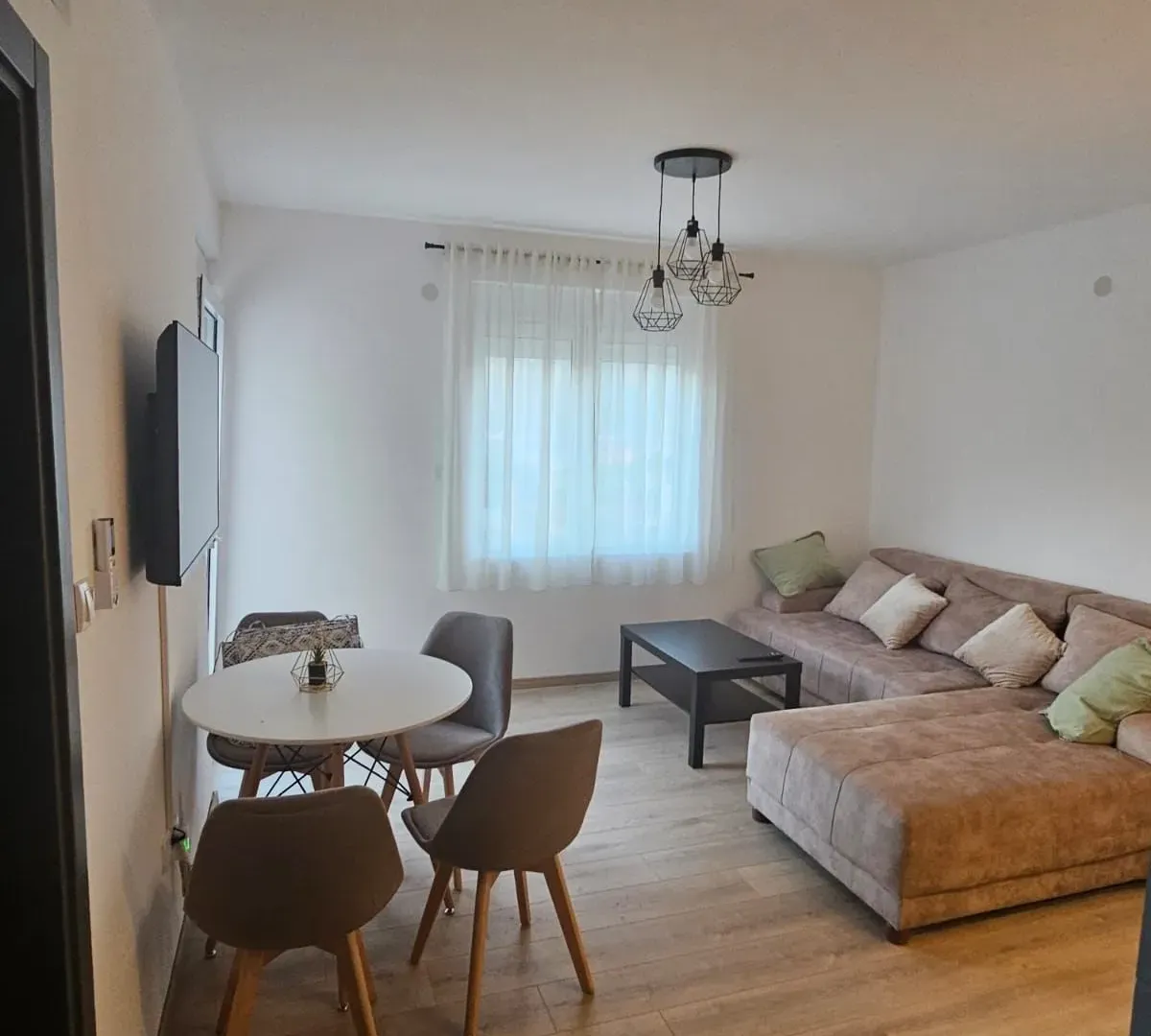 Izdavanje, jednosoban stan, 45m², Đenovići, Herceg Novi