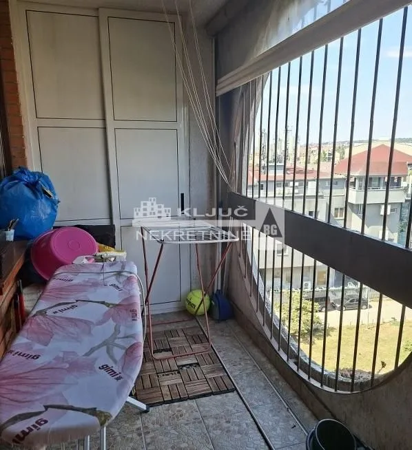 Zastakljeni balkon sa ugrađenim plakarima i sušilicom za veš.
