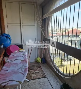Zastakljeni balkon sa ugrađenim plakarima i sušilicom za veš. - image 16
