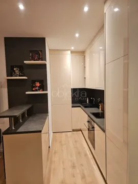 Moderna kuhinja sa ugradnim elementima i šankom. - image 9