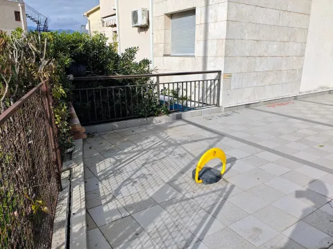 Popločani prostor ispred zgrade sa parking barijerom. - image 9