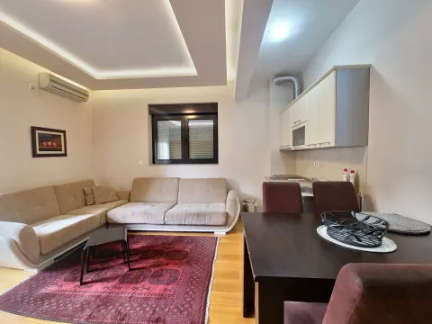 Dnevni boravak sa garniturom i trpezarijskim dijelom u nastavku. - image 6