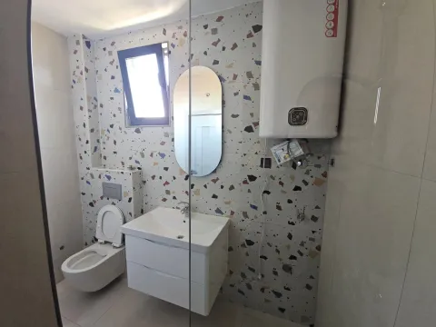 Moderne kupatilo sa umivaonikom, WC šoljom i bojlerom. - image 7