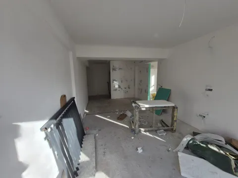Prostorija u sivoj fazi gradnje sa građevinskim materijalom. - image 9