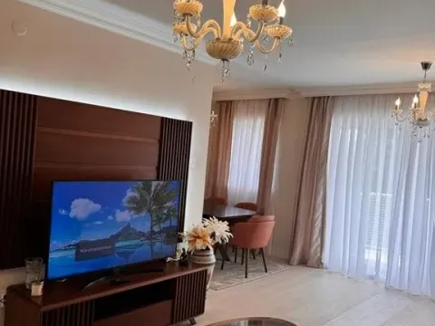 Izdavanje, trosoban stan, 100m², Centar, Podgorica - image 1