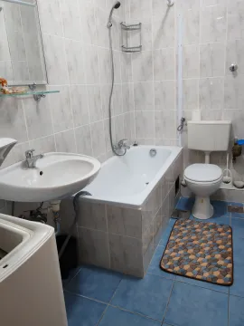 Manje opremljeno kupatilo sa kadom, umivaonikom i toaletom. - image 13