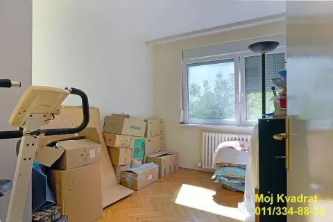 Prazna soba sa kartonskim kutijama i prozorom. - image 10