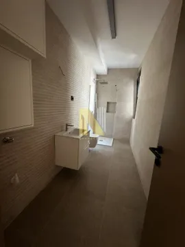 Savremeno opremljeno kupatilo sa tuš kabinom. - image 13