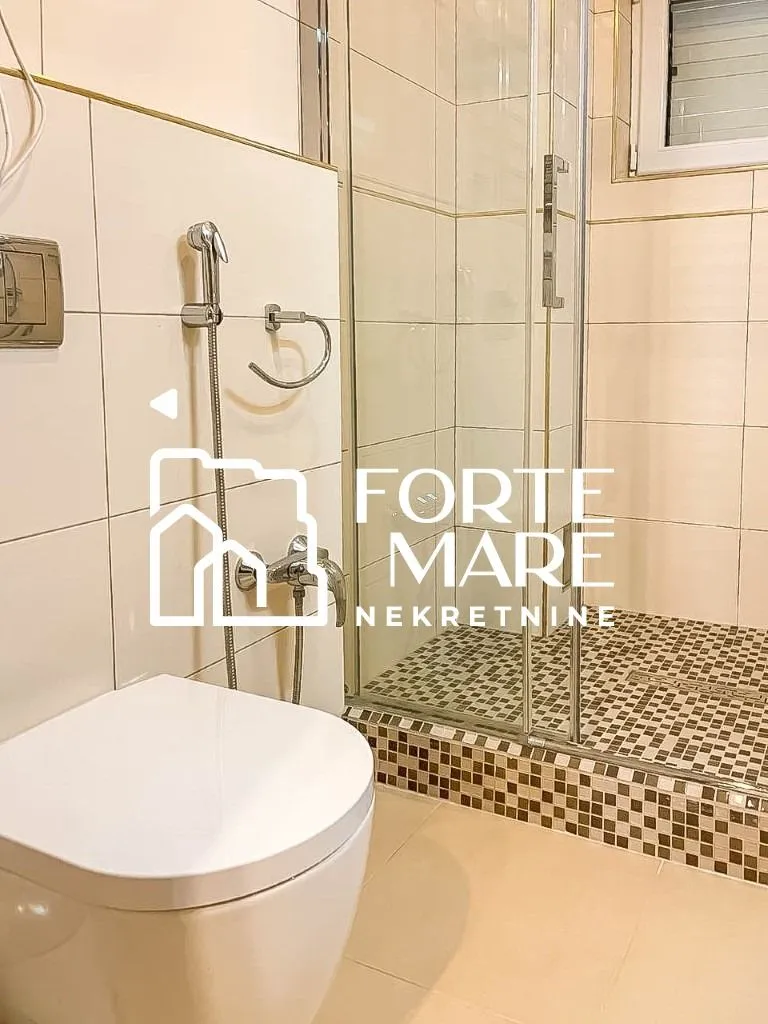Pogled na kupatilo sa tuš kabinom i wc šoljom.