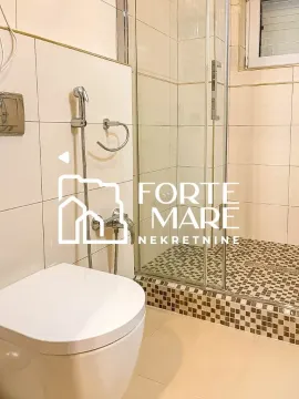 Pogled na kupatilo sa tuš kabinom i wc šoljom. - image 18