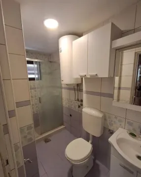 Manje kupatilo sa tuš kabinom, WC šoljom, umivaonikom i bojlerom. - image 17
