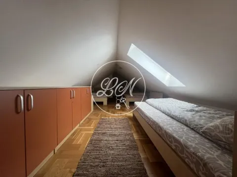 Potkrovna spavaća soba sa kosim plafonom, krevetima i ugradnim ormarima. - image 13