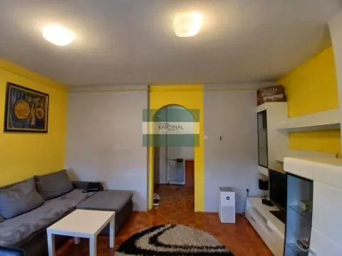 Dnevna soba sa ugaonom garniturom, stočićem i TV komodom. - image 2