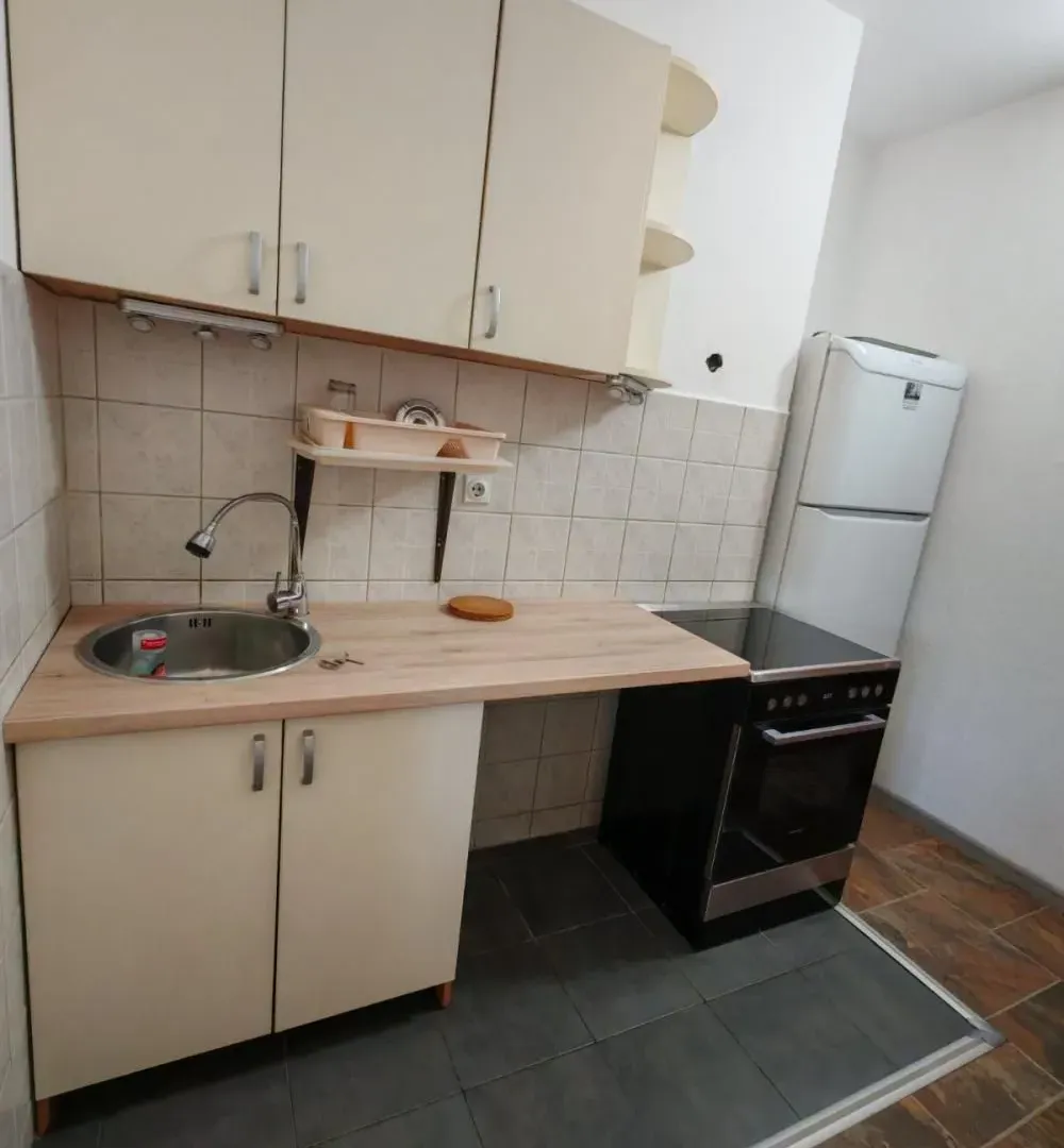 Izdavanje, četvorosoban stan, 120m², Petlovo Brdo, Beograd