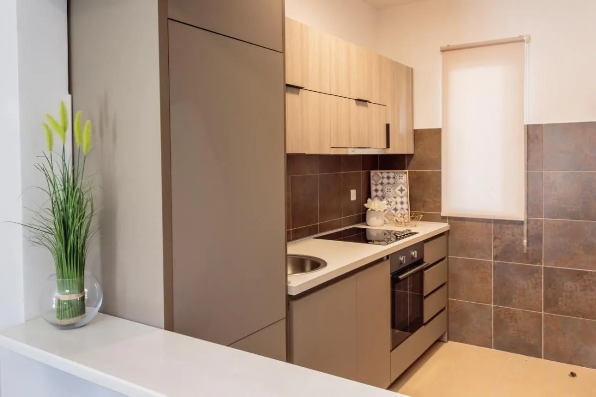 Izdavanje, dvosoban stan, 80m², Tivat, Crna Gora