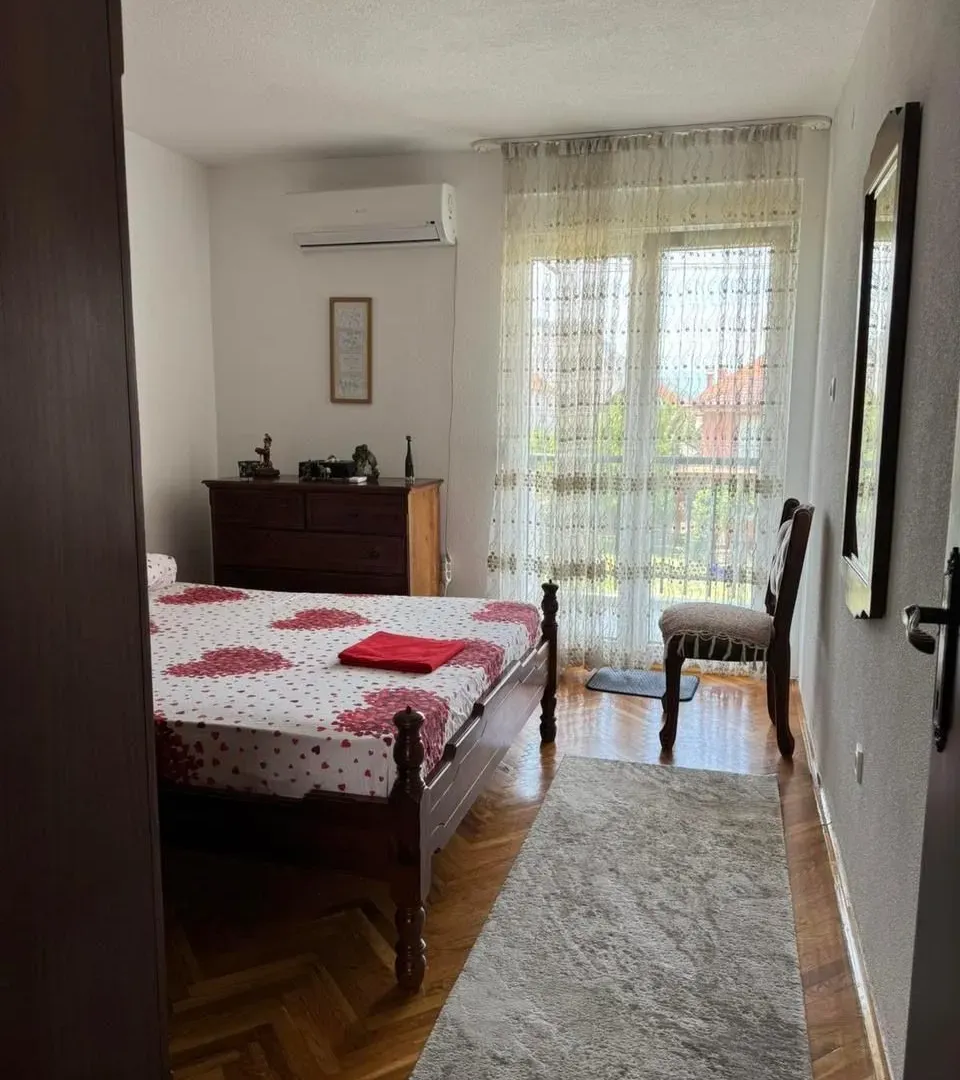 Izdavanje, dvosoban stan, 75m², Gornja Gorica, Podgorica
