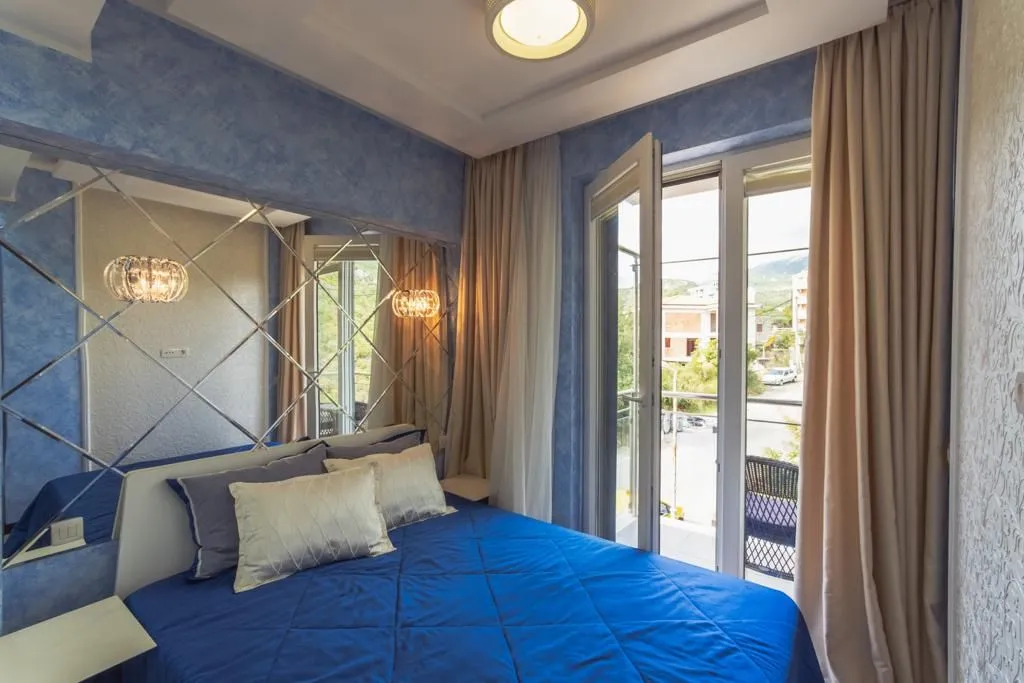 Izdavanje, trosoban stan, 146m², Bečići, Budva