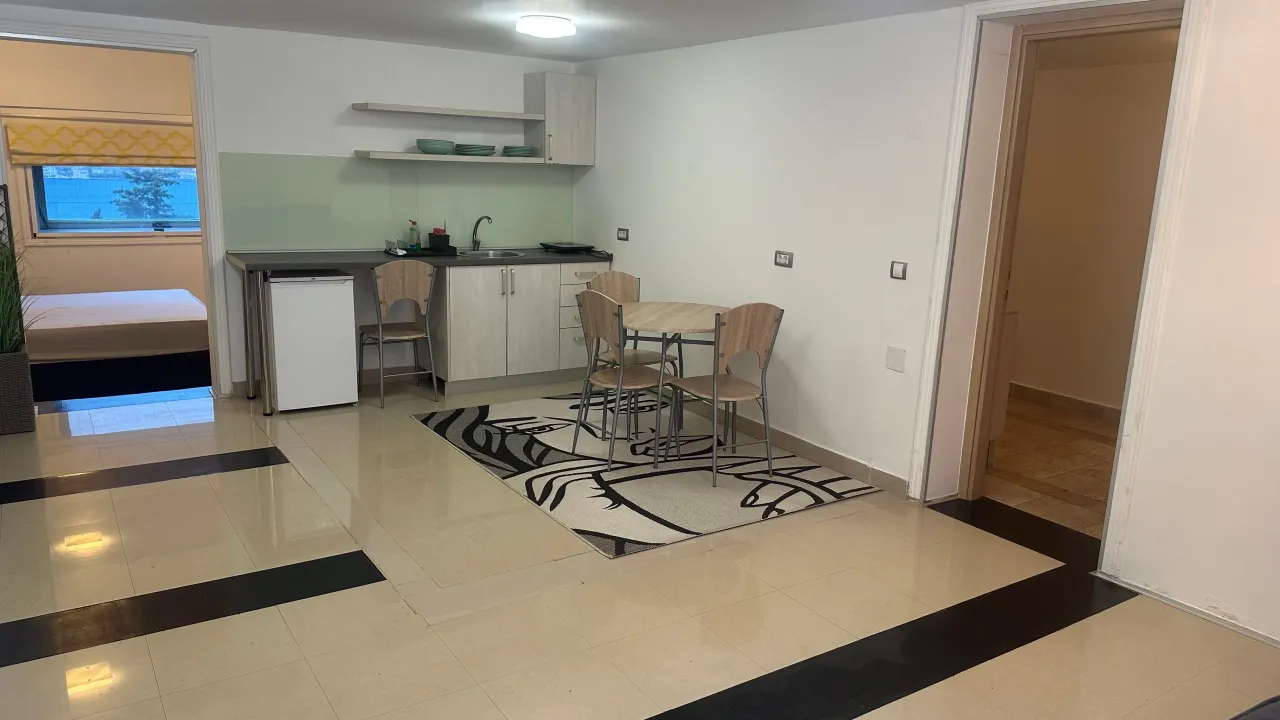 Izdavanje, dvosoban stan, 50m², Dobrota, Kotor