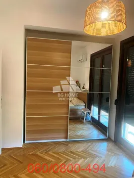 Spavaća soba sa velikim ugradnim garderoberom i drvenim podom. - image 5