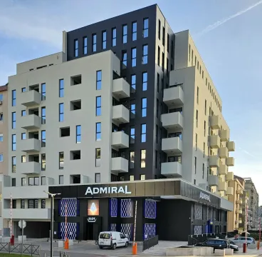 Moderna višepratna stambeno-poslovna zgrada sa balkonima i uređenim prizemljem. - image 6