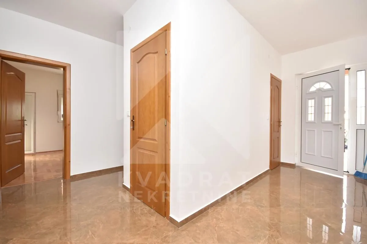Izdavanje, kuća, 200m², Botun, Podgorica