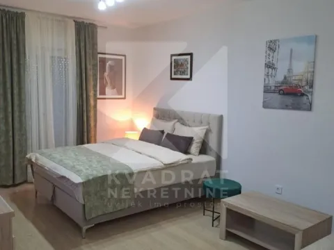 Namještena spavaća soba sa bračnim krevetom i prozorom sa zavjesama. - image 2