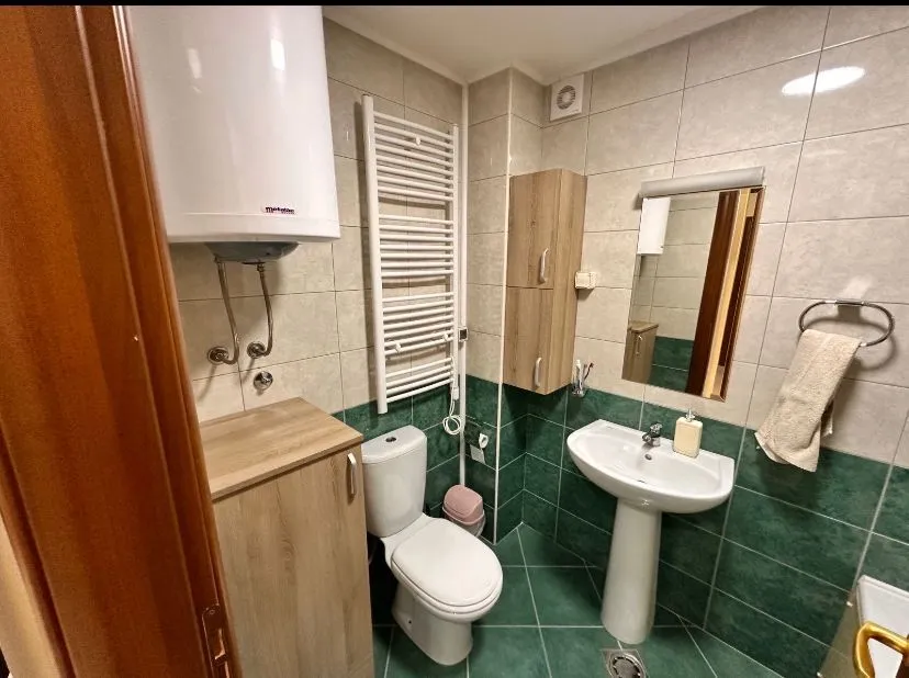 Kupatilo opremljeno sanitarijama, umivaonikom, wc šoljom i bojlerom.