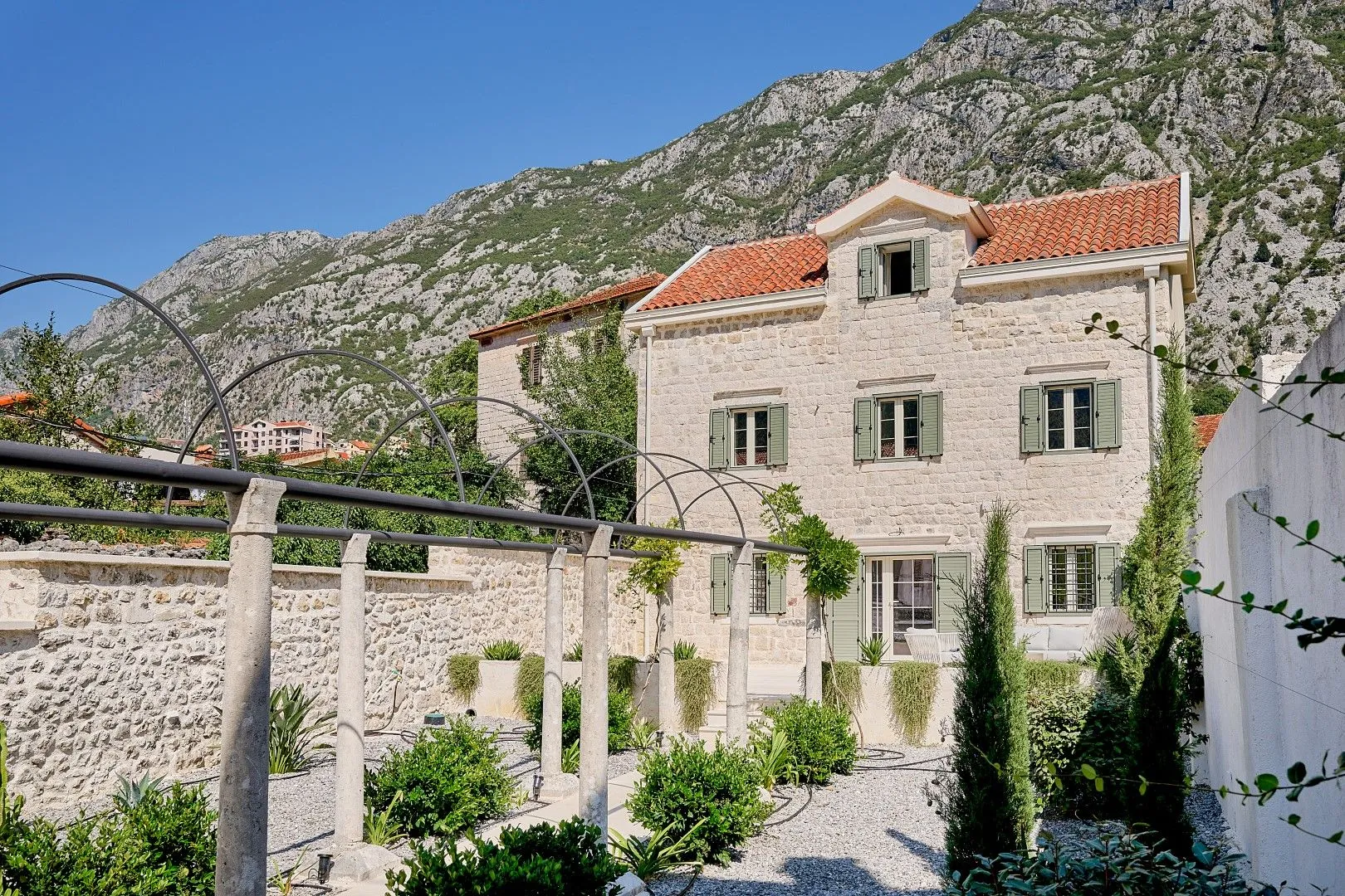 Rent, house, 200m², Dobrota, Kotor