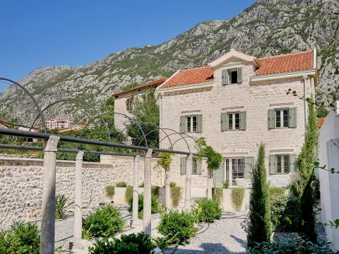 Izdavanje, kuća, 200m², Dobrota, Kotor - image 38