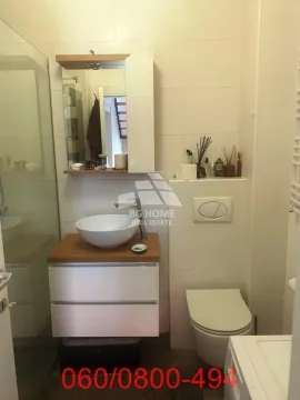 Moderno opremljeno kupatilo sa umivaonikom i wc šoljom. - image 10