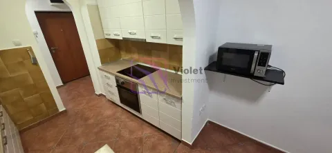 Manja kuhinja sa bijelim elementima i ugrađenom rernom. - image 2