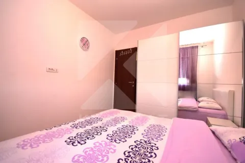 Spavaća soba sa bračnim krevetom, garderoberom sa ogledalom i pink detaljima. - image 8