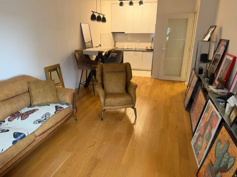 Dnevni boravak sa garniturom i trpezarijskim dijelom u sklopu stana. - image 4