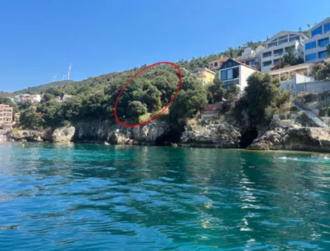 Pogled sa mora na obalu i okruženje nekretnine. - image 3