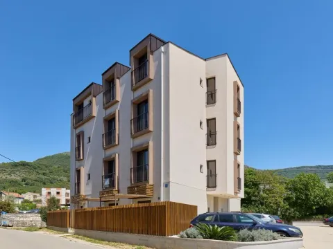 Izdavanje, trosoban stan, 80m², Mrčevac, Tivat - image 12