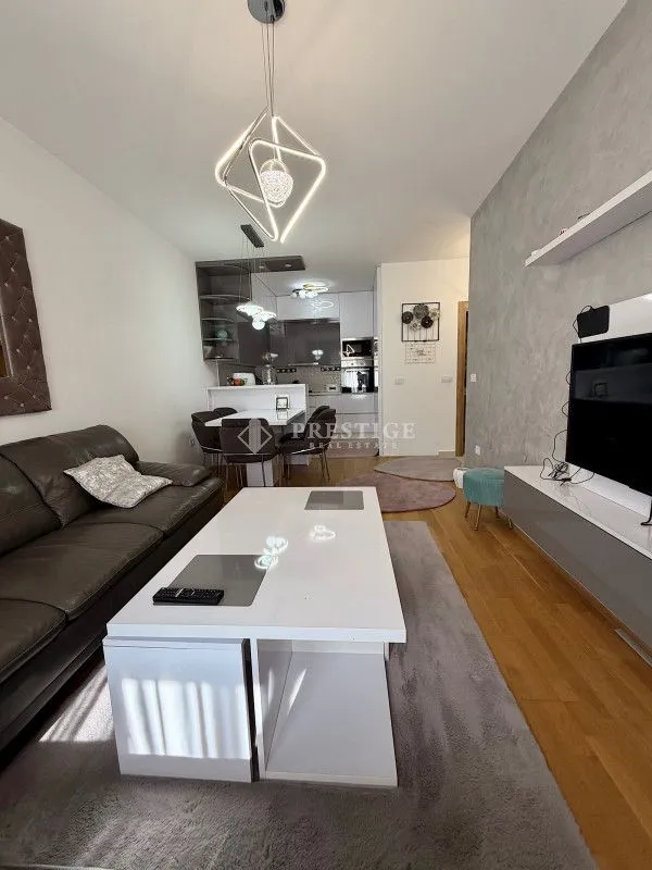 Izdavanje, dvosoban stan, 66m², Stari Aerodrom, Podgorica